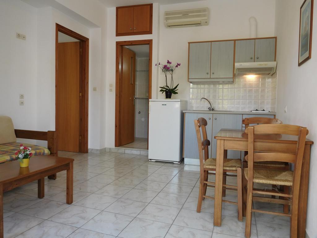 Anthea Apartments Palaiochora Bagian luar foto