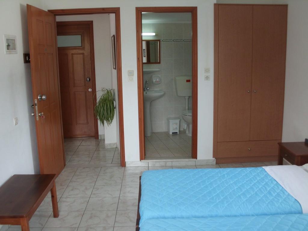 Anthea Apartments Palaiochora Bagian luar foto
